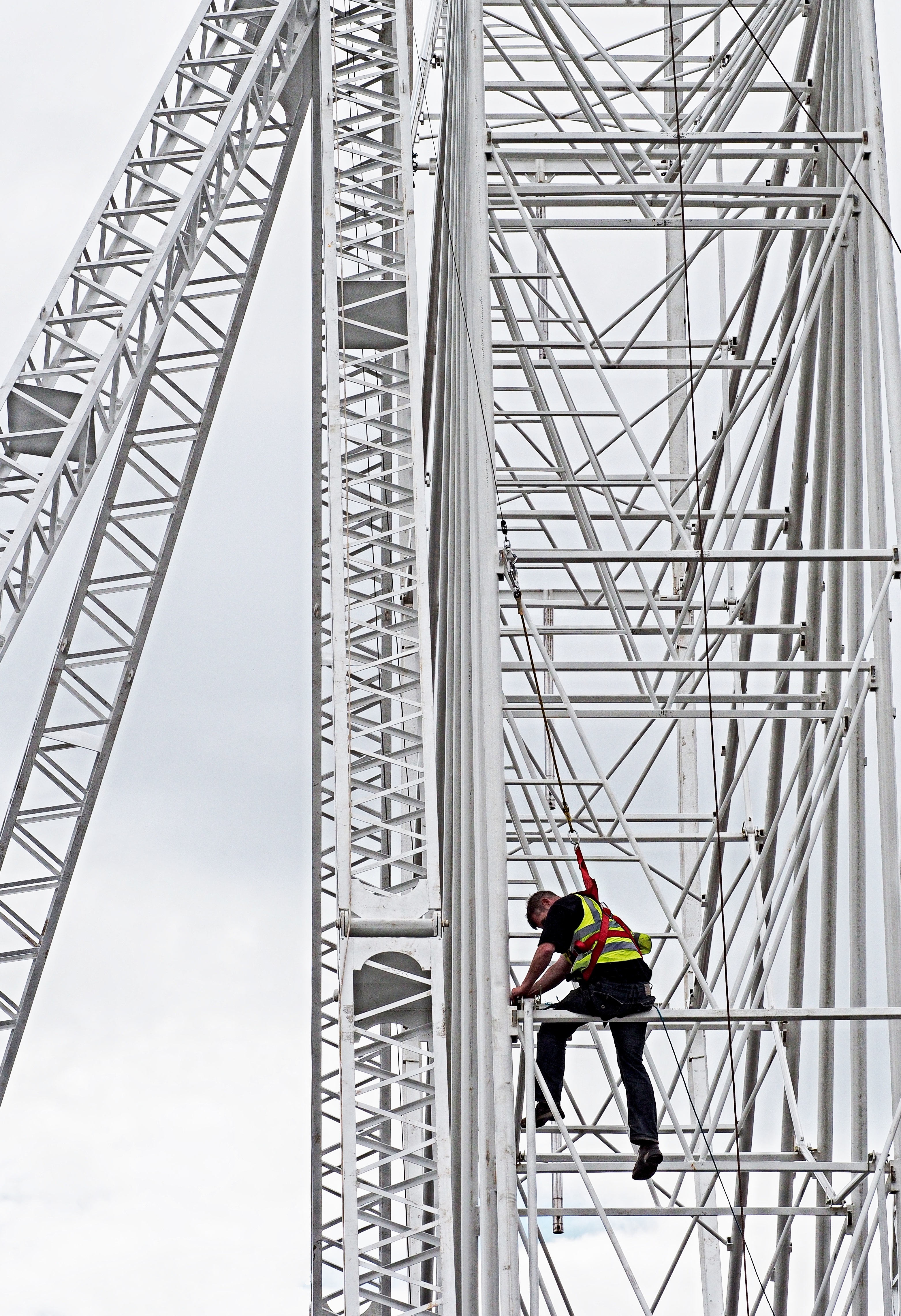 Constructor pe structura metalica, cu ham de siguranta